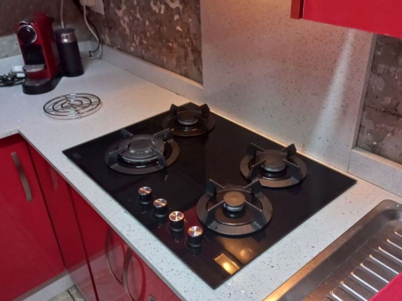 modern, stunning lock up and go 3 bedroom apartment - Photo 3