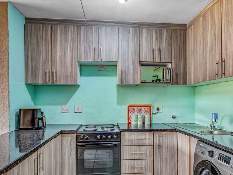 "Your Dream Home Awaits! - Photo 2