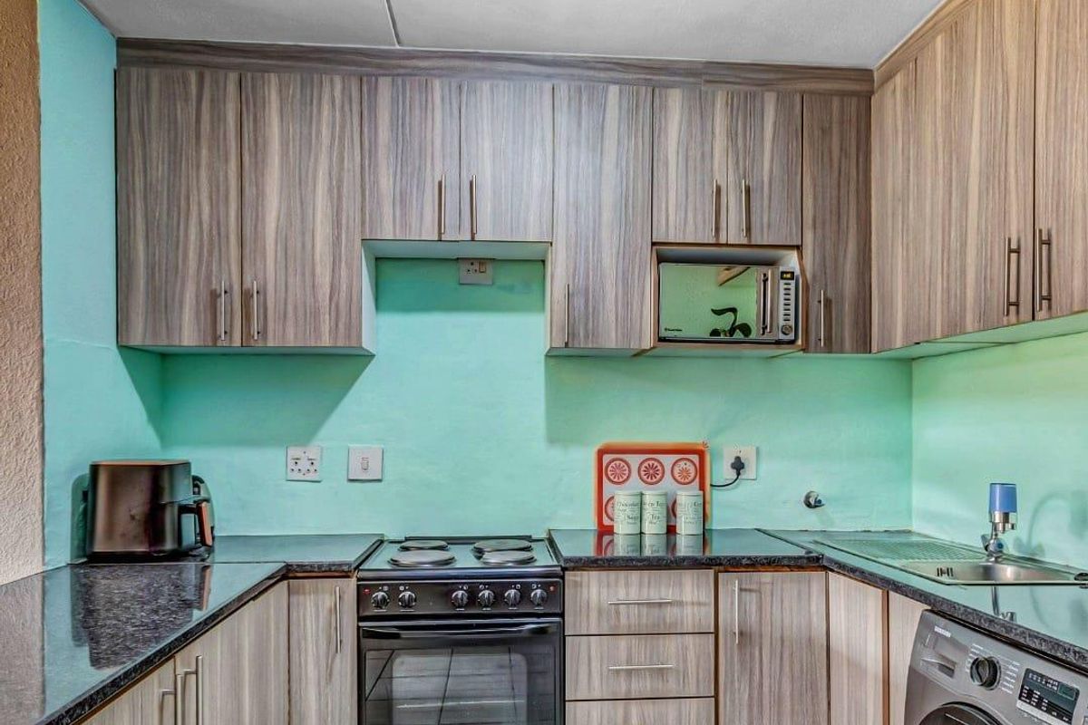 "Your Dream Home Awaits! - Photo 2