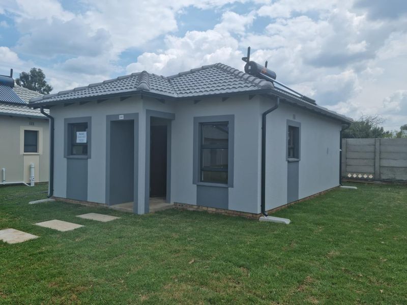 R 695 675! Daveyton ! Transfer & conveyancing INCLUDED. - Photo 2