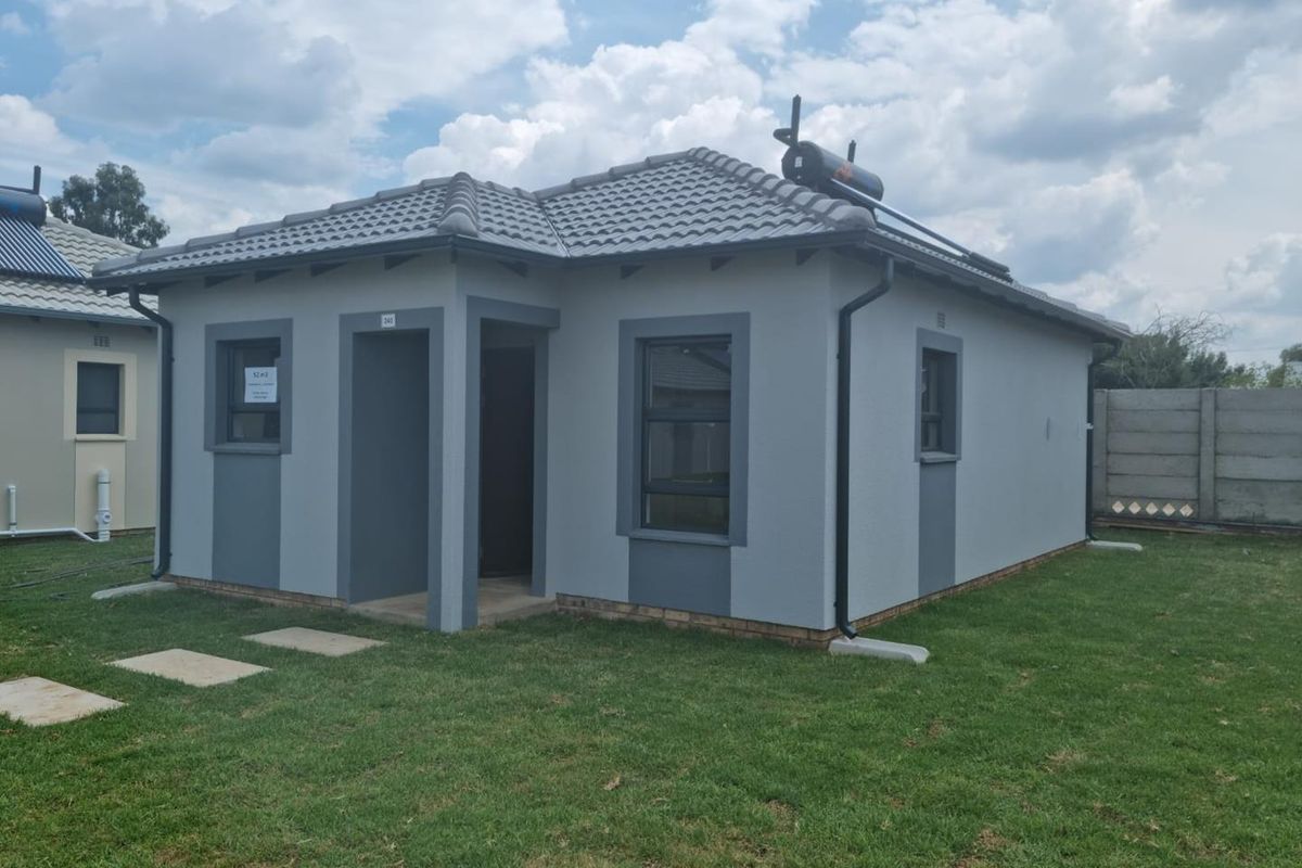 R 695 675! Daveyton ! Transfer & conveyancing INCLUDED. - Photo 2