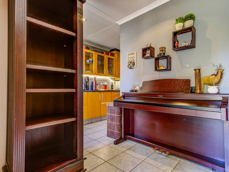 3 Bedroom freestanding secure Townhouse in Van Riebeeck Park - Photo 4