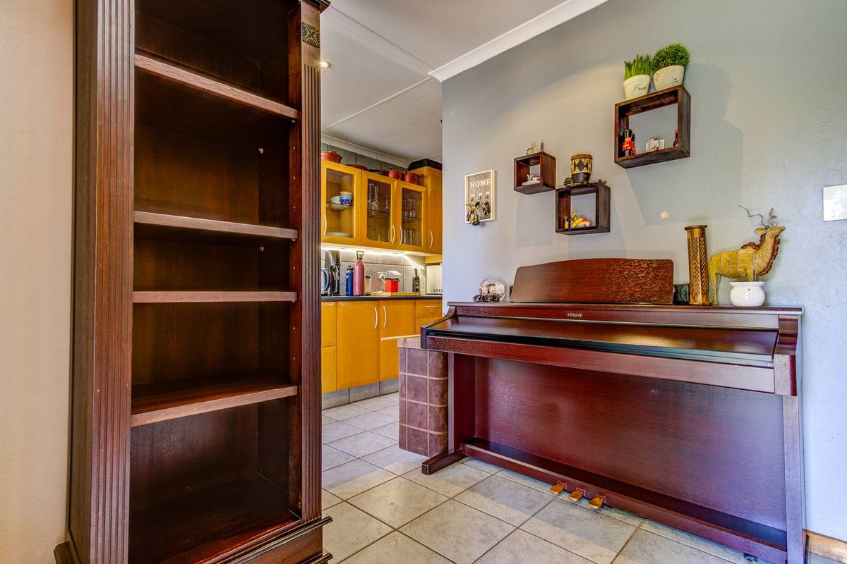 3 Bedroom freestanding secure Townhouse in Van Riebeeck Park - Photo 4