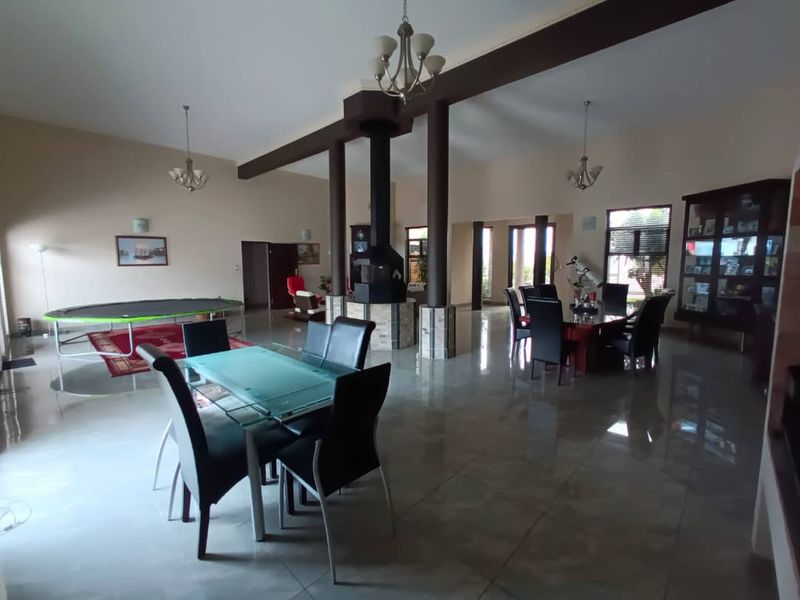 Spacious Neat Executive Home could also be utilised as a BB - Photo 6