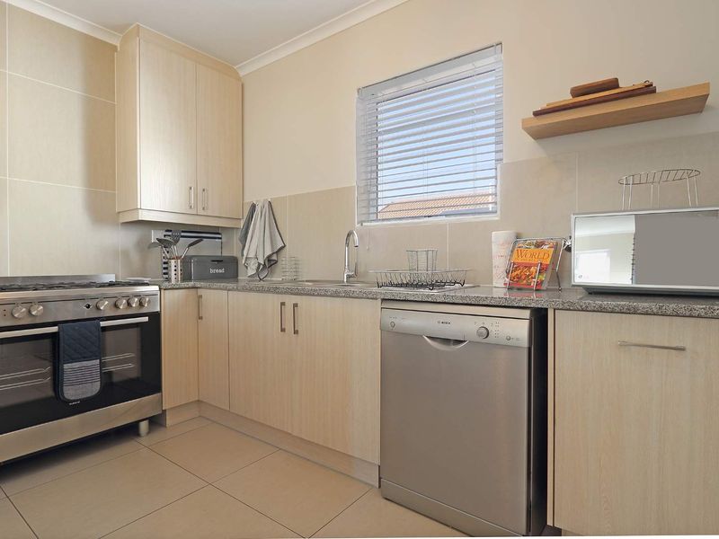 Spacious 3-Bedroom Family Home to Rent in Sunningdale - Photo 8