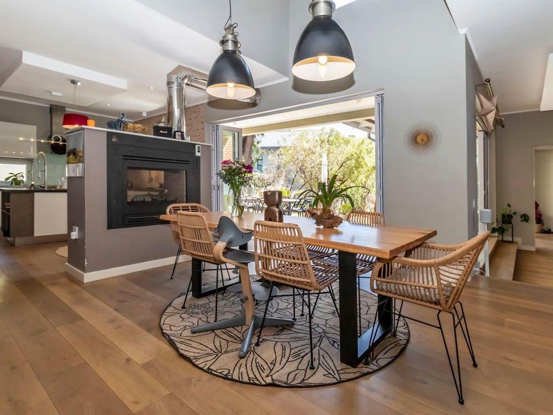 Classic modern day living in waterfall country estate - Photo 8