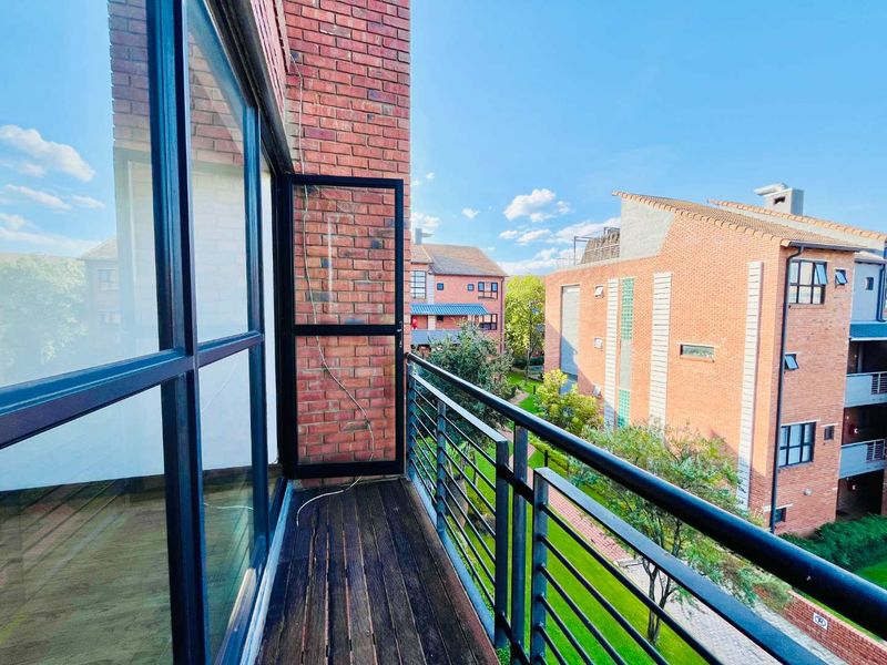 Prestige and Convenience: Stunning Triplex at 22 on Atholl - Photo 4