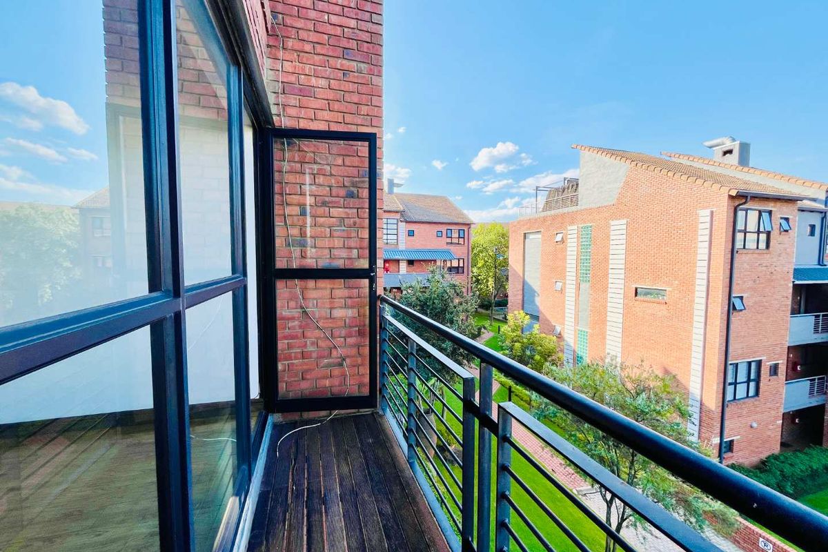 Prestige and Convenience: Stunning Triplex at 22 on Atholl - Photo 4