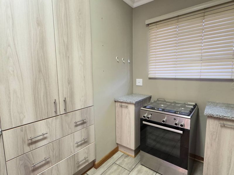 Ultra‐Modern, Upmarket Free‐Standing Town-House - Photo 3