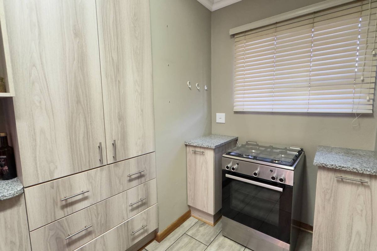 Ultra‐Modern, Upmarket Free‐Standing Town-House - Photo 3