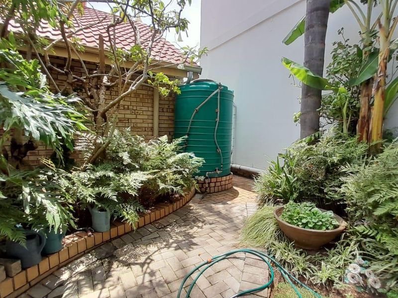 Stunning double story home - Photo 10