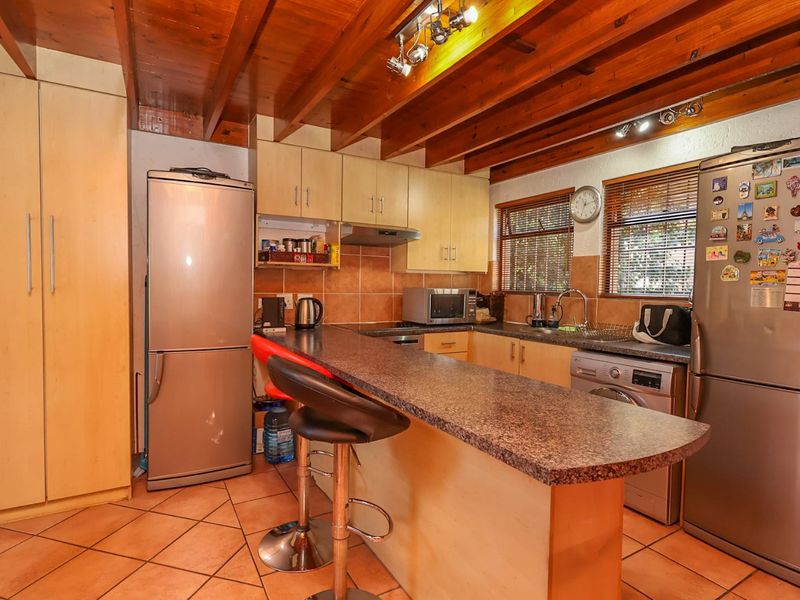 Spacious 3-Bedroom Loft Living with Views, Privacy and Exceptional Outdoor Space - Photo 7