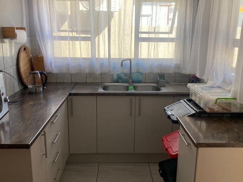 Lovely 4 Bedroom House For Sale - Photo 3