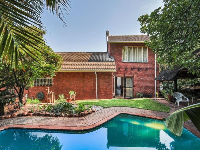Family Home in Silverton - Photo 2