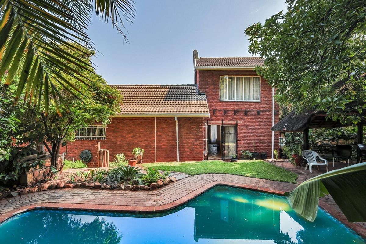 Family Home in Silverton - Photo 2