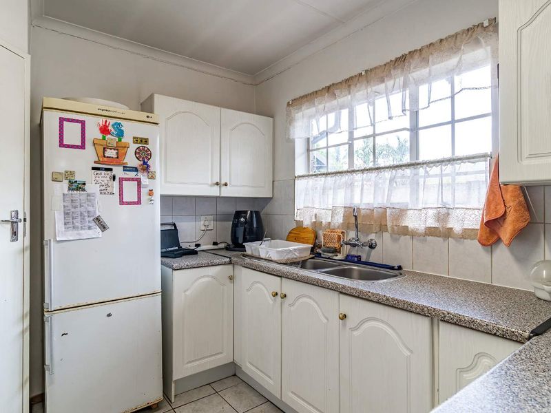 Spacious 2 Bedroom unit with beautiful garden in Doornpoort - Photo 3