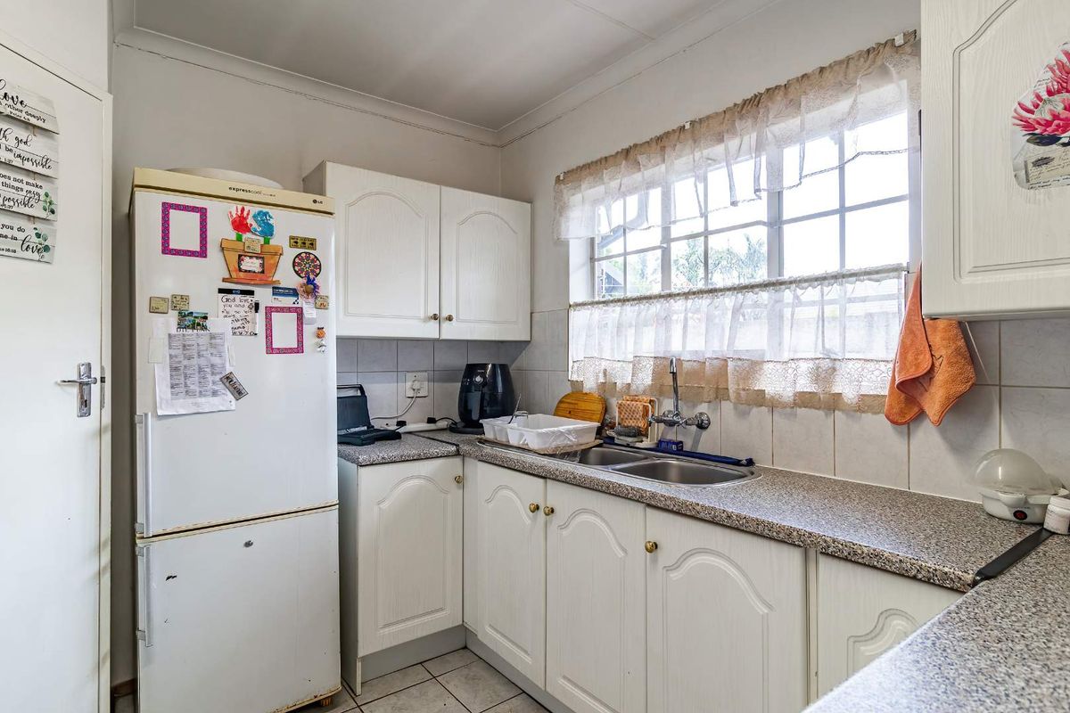 Spacious 2 Bedroom unit with beautiful garden in Doornpoort - Photo 3