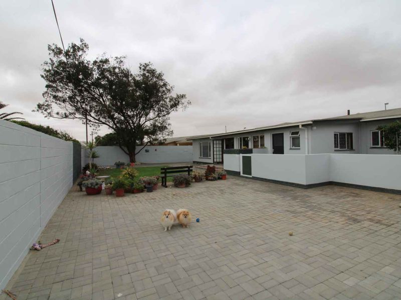 Neat as a pin Family home - Photo 5