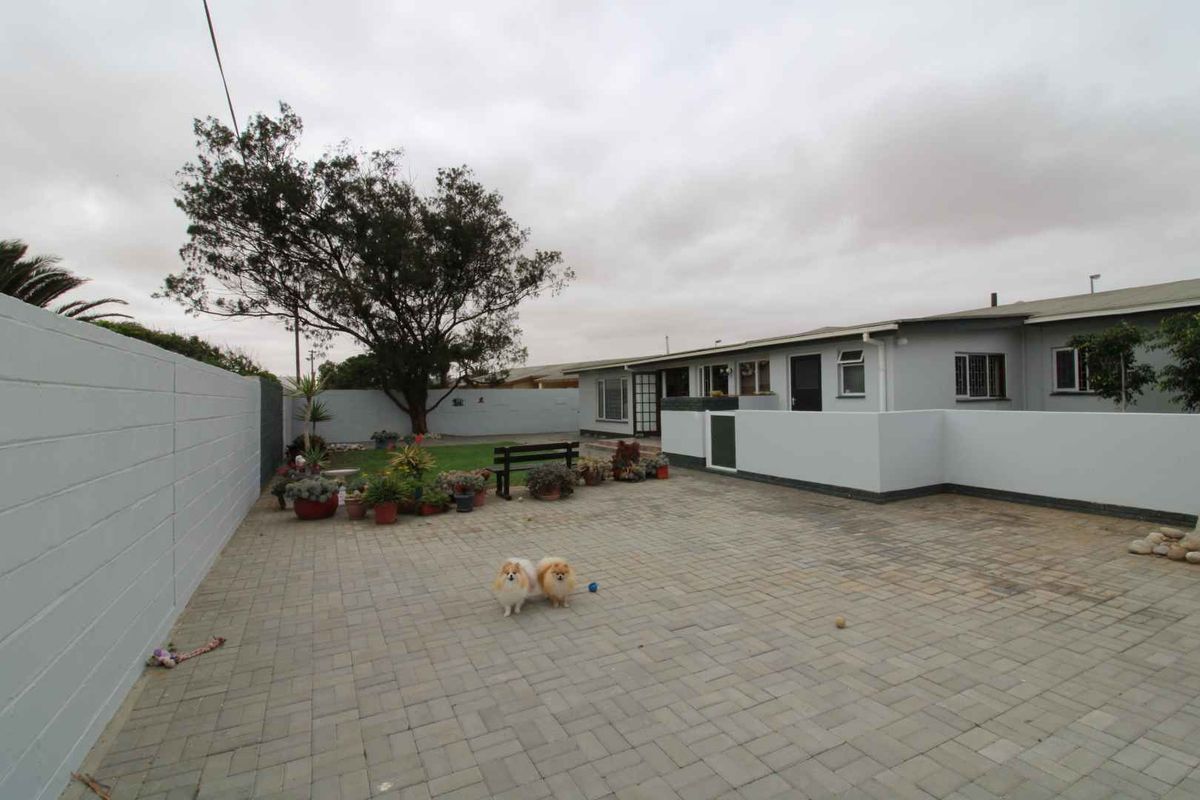 Neat as a pin Family home - Photo 5
