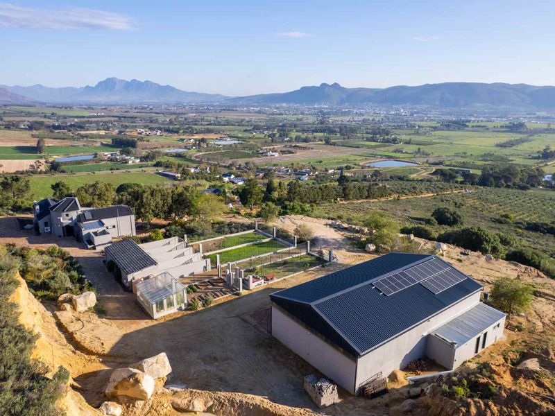 Exceptional Privacy and Space in a Countryside Lifestyle Farm at the Foot of the Drakenstein Mountains in Paarl - Photo 3
