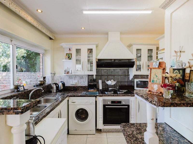 UNINTERRUPTED SEA VIEWS | GENEROUS FAMILY LIVING | ENTERTAINER’S DREAM - Photo 7