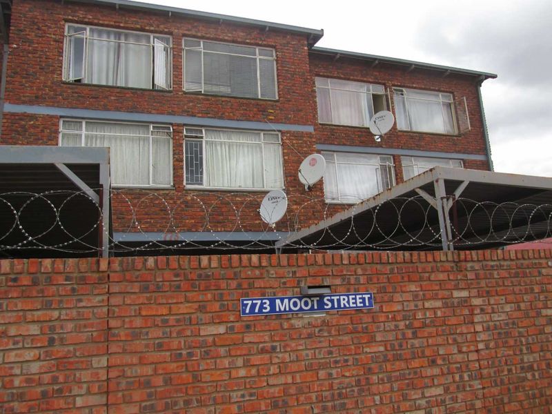 A BEAUTIFUL , NEAT AND CLEAN [1] ONE BEDROOM APARTMENT FOR SALE IN DIE MOOT [DASPOORT ] PTA - Photo 3