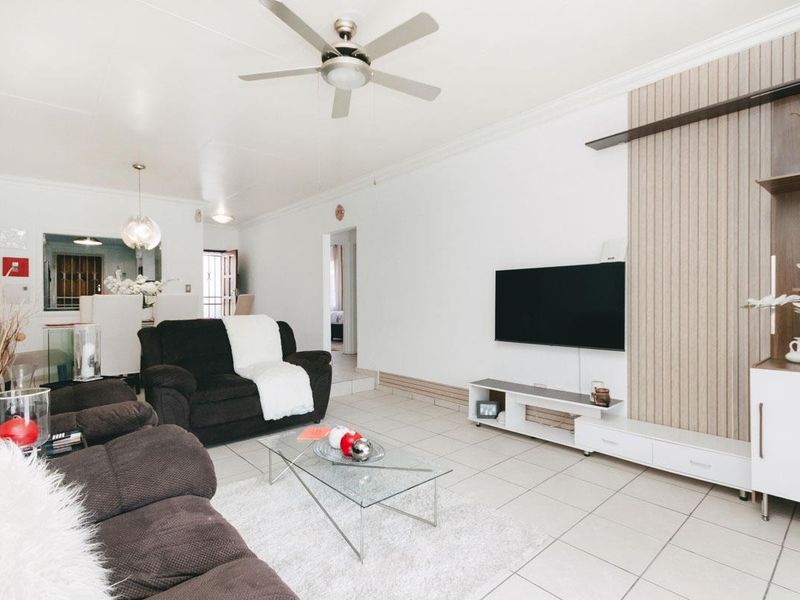 Neat 2 bedroom 2 bathroom unit for sale in Weltevreden Park Roodepoort - Photo 6