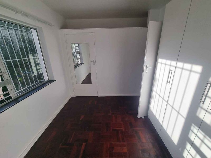 Newly Renovated Spacious Two-bedroom Apartment To Rent in Tamboerskloof! - Photo 10