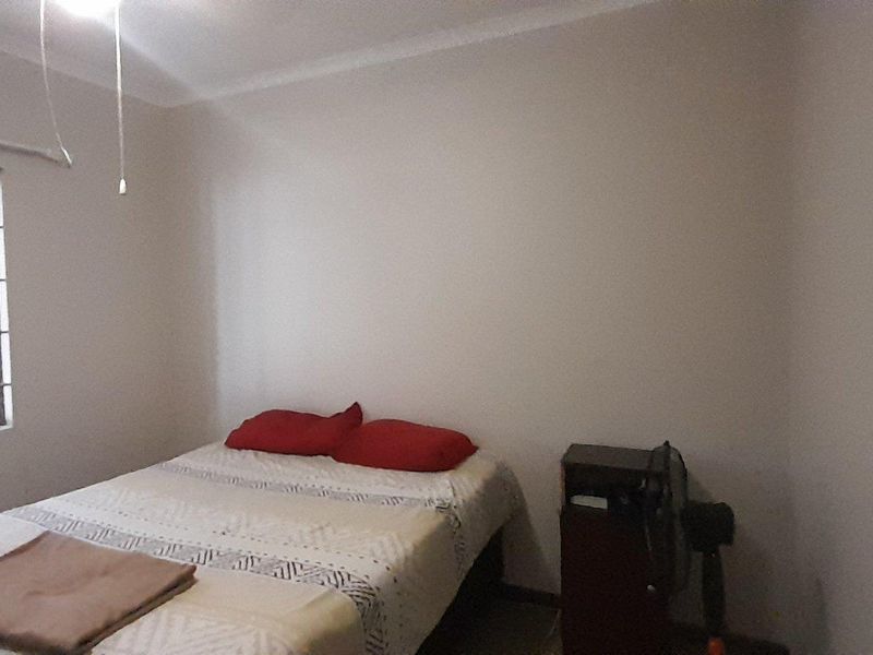 This charming semi-attached house can be yours! - Photo 8