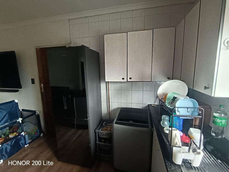 Home Sweet Home: Pet-Friendly Townhouse in Brentwood! - Photo 7