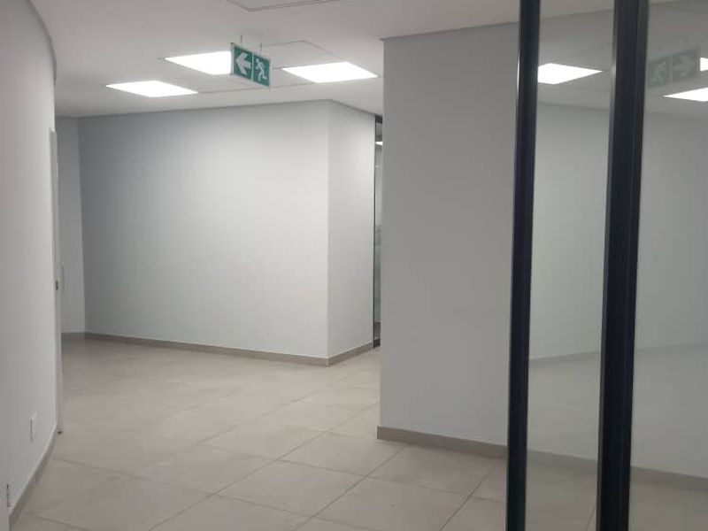 A GRADE OFFICE TO LET - Photo 4