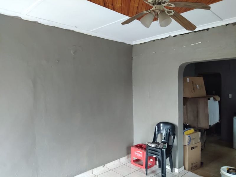 Charming 3-Bedroom House with Full Bathroom, Guest Toilet, Garage, and Pet-Friendly Yard - Photo 3