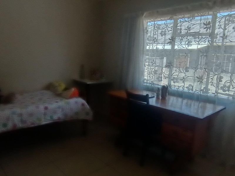 3 Bedroom house with 2 1 bedroom Fllats for Sale - Photo 8