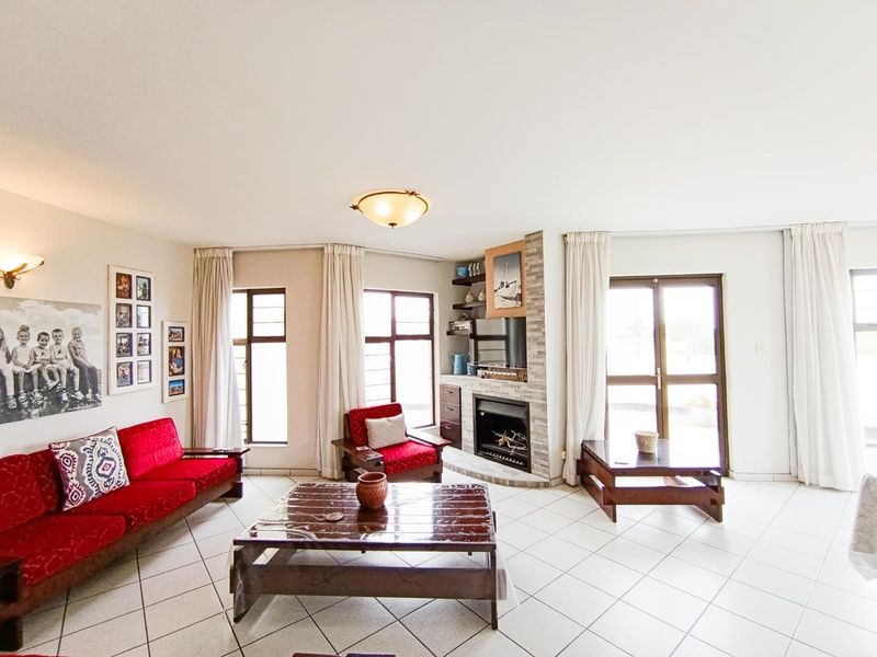 Neat and spacious townhouse in Mainau Complex - Photo 2