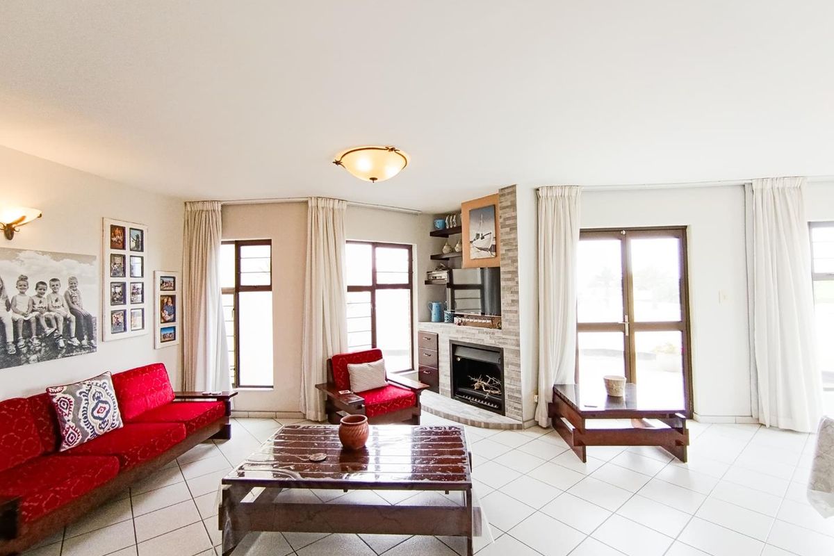 Neat and spacious townhouse in Mainau Complex - Photo 2