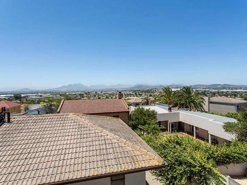 Luxury Living Redefined – Stunning 6 Bedroom Double Storey Family Home - Photo 8