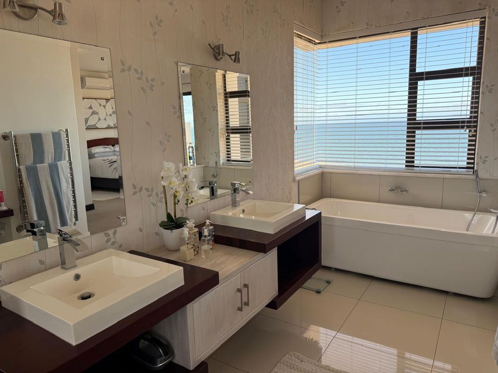 Main bedroom en-suite bathroom 