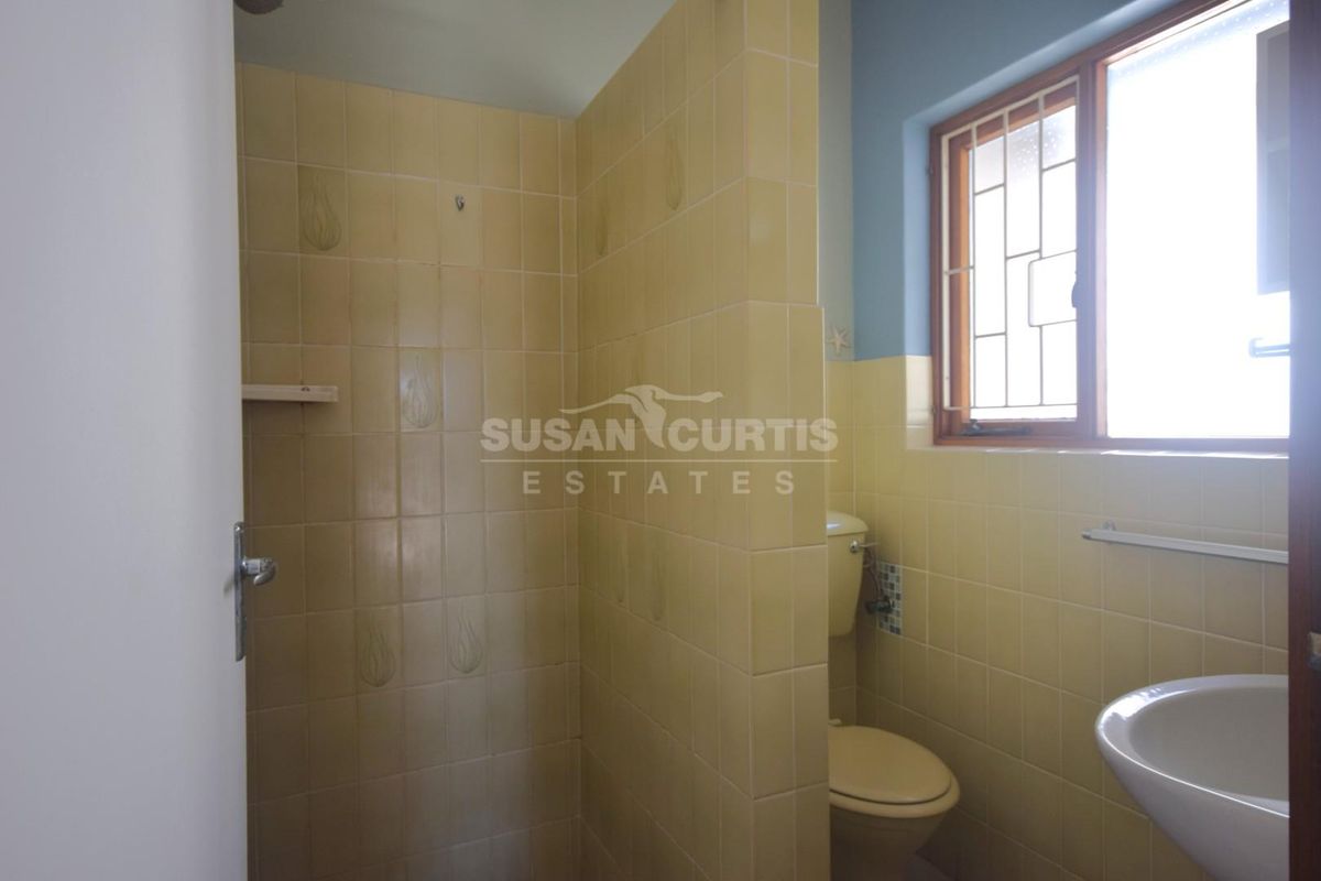 Secure back yard flat with a garage - Photo 4