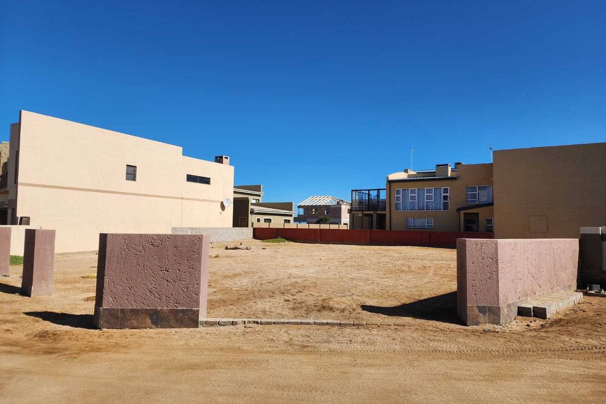 Located in the " Blou Mure" area in Henties Bay. - Photo 2