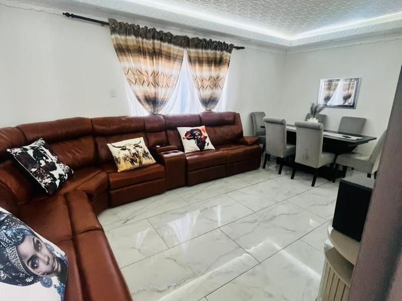 For sale: Hochland park 4 bed 3 bath house N$2.5mil excl costs. - Photo 2