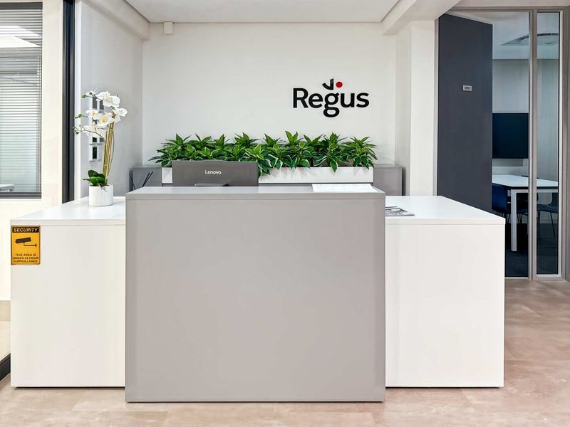 Flexible workspace in Regus Waterside - Photo 2