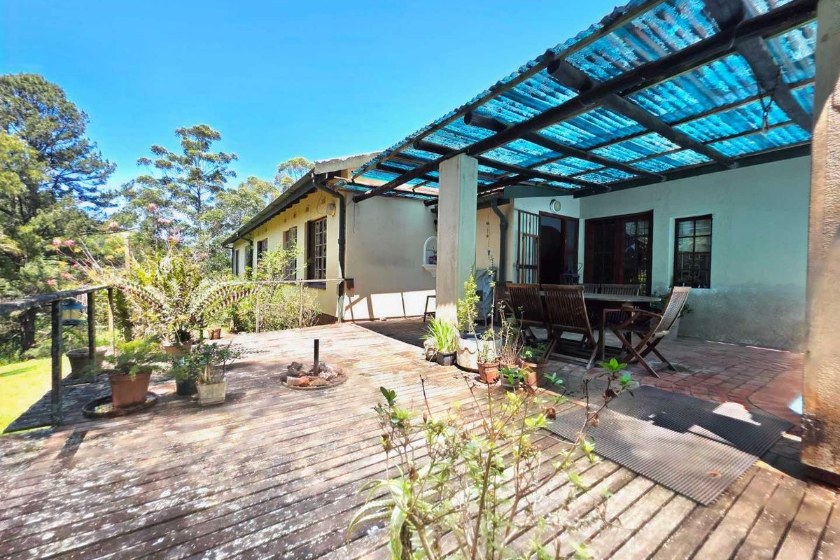 Spacious, Freestanding, and Full of Potential – See Inside! - Photo 3