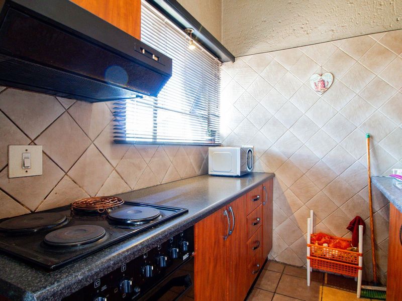 Immaculate 2 Bedroom Townhouse in the Hutch Complex - Photo 8