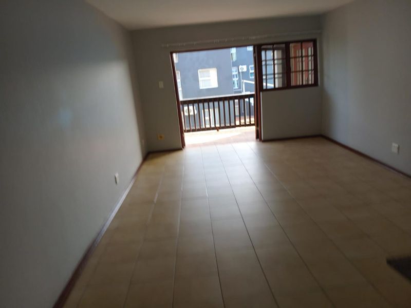 Step into this neat and well-designed 2-bedroom flat, offering a comfortable and low-maintenance lifestyle ideal for modern living. - Photo 2