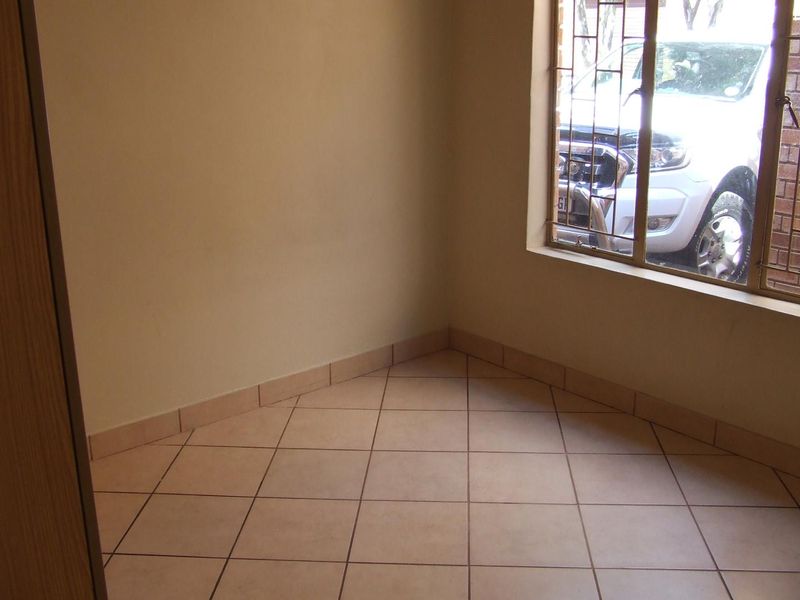 2 BEDROOM TOWNHOUSE TO RENT IN THERESAPARK - Photo 10