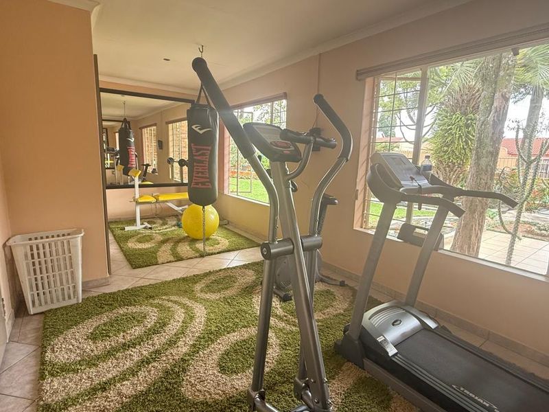 Discover your dream home in the heart of Bloubosrand - Photo 9