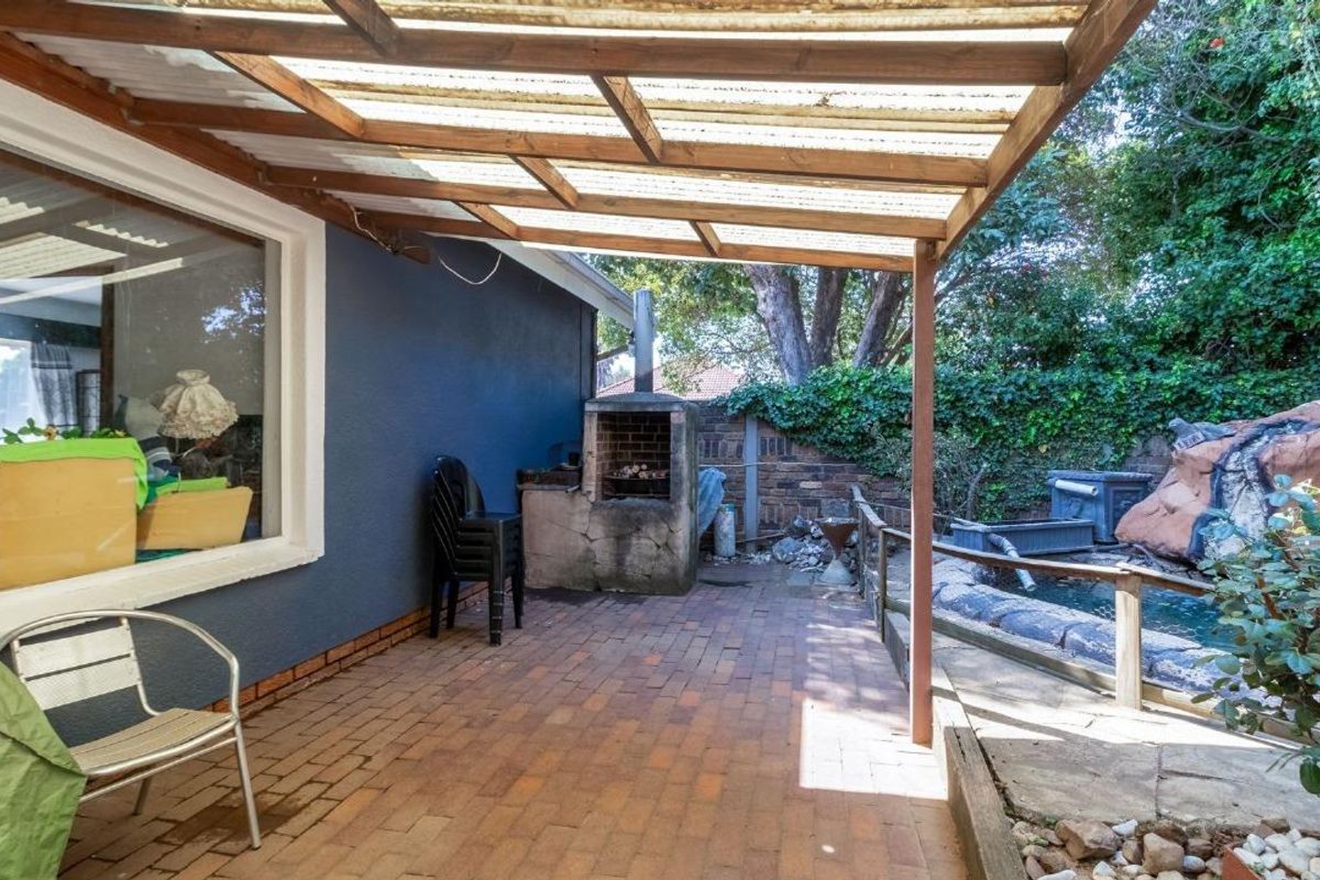 Spacious Family Living Awaits in Sought-After Suburb - Photo 5