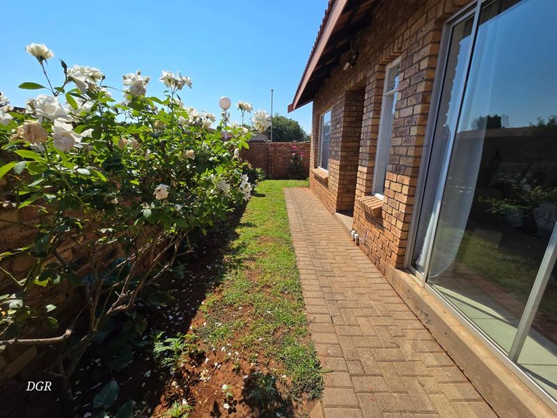 Townhouse for sale in Mar-Geni Complex - Photo 8