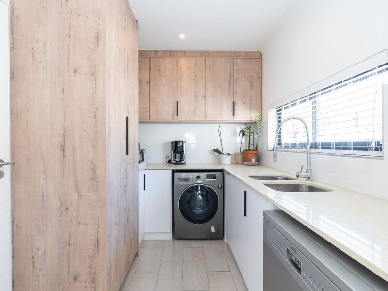 Easy living with seamless indoor-outdoor flow - Photo 4