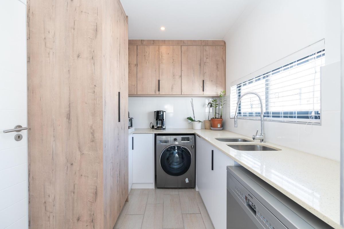 Easy living with seamless indoor-outdoor flow - Photo 4